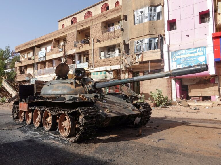 Fierce fighting in Khartoum puts Sudanese citizens at risk Sudan war news