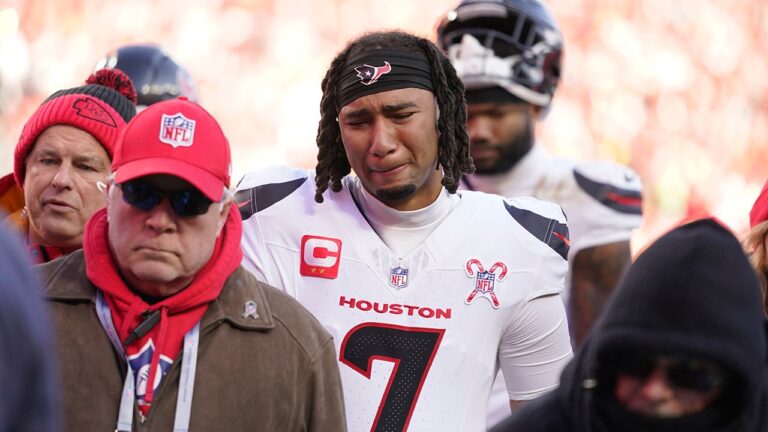 Texans’ Tank Dell suffers a horrific leg injury, leaving his teammates in tears