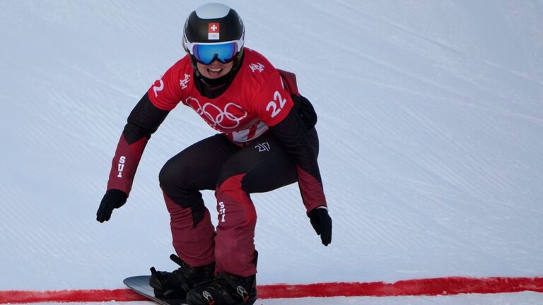 26-year-old Olympic snowboarder Sophie Hediger died in an avalanche in Switzerland.