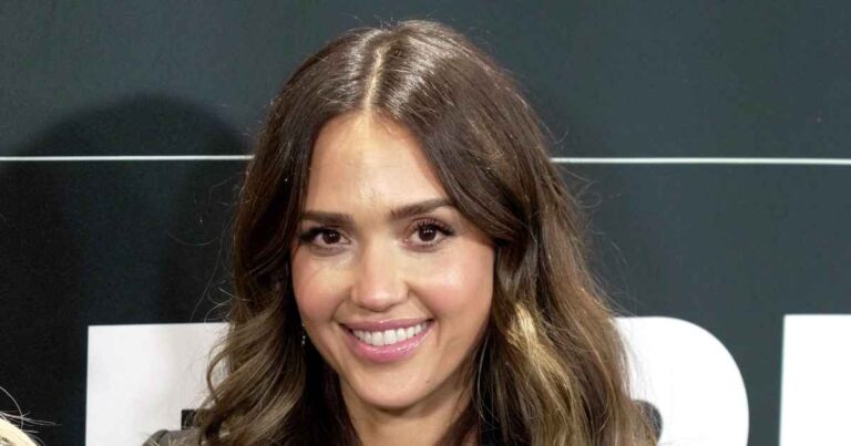 Jessica Alba protroms with the first red carpet when Cash Warren Spibit