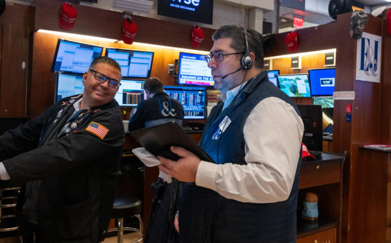 Dow, S&P 500, Nasdaq waver amid earnings rush, Bessent confirmation hearing