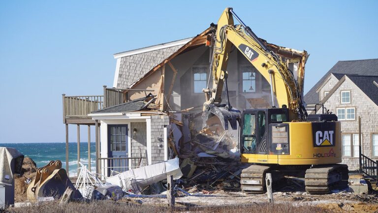 Nantucket home threated by beach erosion gets demolished