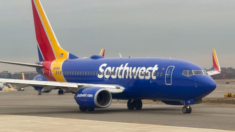 Southwest Airlines to reduce 15% of corporate work to save costs