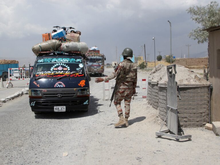 Pakistani forces continue operation from hundreds of free from the kidnapped train