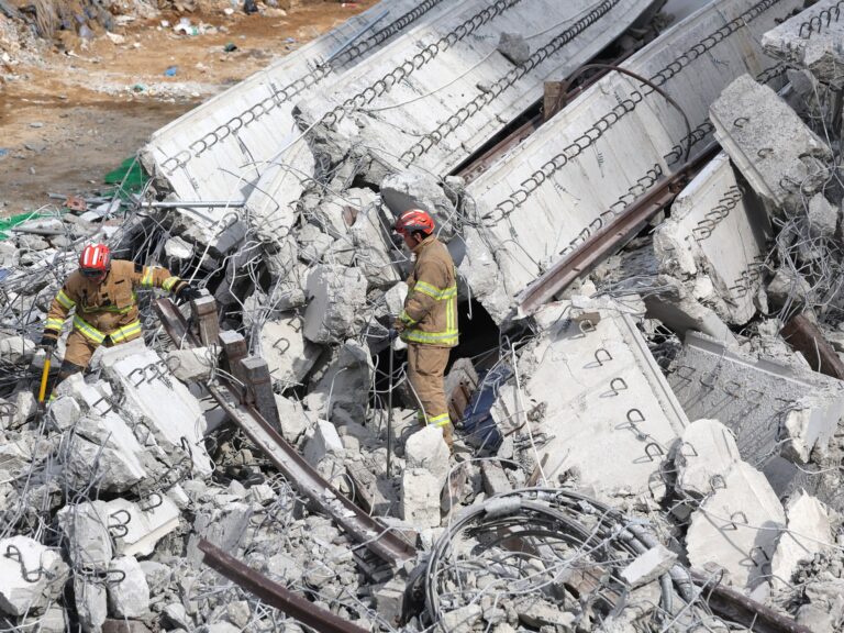 Four people died for the collapse of the South Korean road News