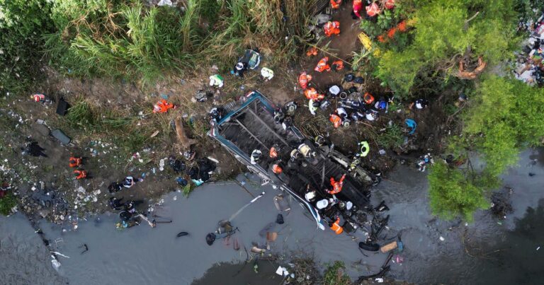 The bus closes a Guatemalan bridge by killing at least 51 passengers