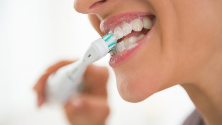 You use your mistake with an electric toothbrush. Common mistakes and how to make it right