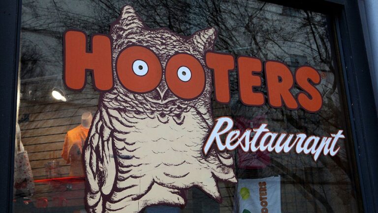 Hooters looking at possible bankruptcy filing