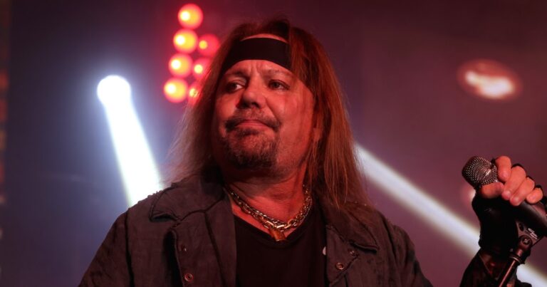 Motley Crue Vince Neil girlfriend was injured, the pilot died in the plane crash