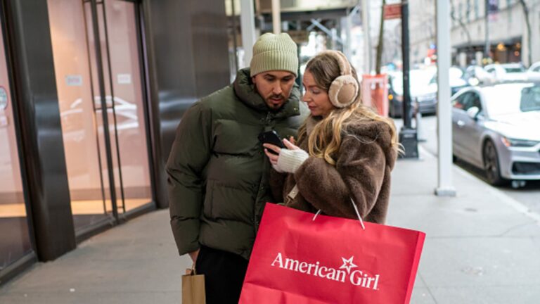 Markets rise as US consumers continue to spend