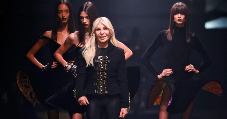 Donatella Versace opens the emotional show of Milan with “My name … Versace”