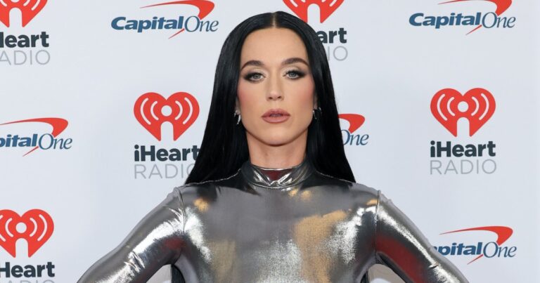 Katie Perry grieves the late hairstyle Jesus Guerre