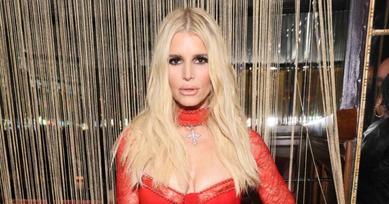 Jessica Simpson returns to stage for the first time in 15 years