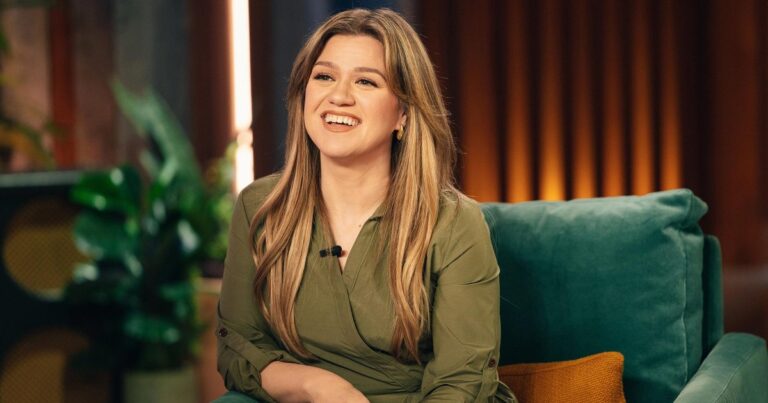 Kelly Clarkson is reminiscent of the loss of “a lot” during the 1000th episode of the current