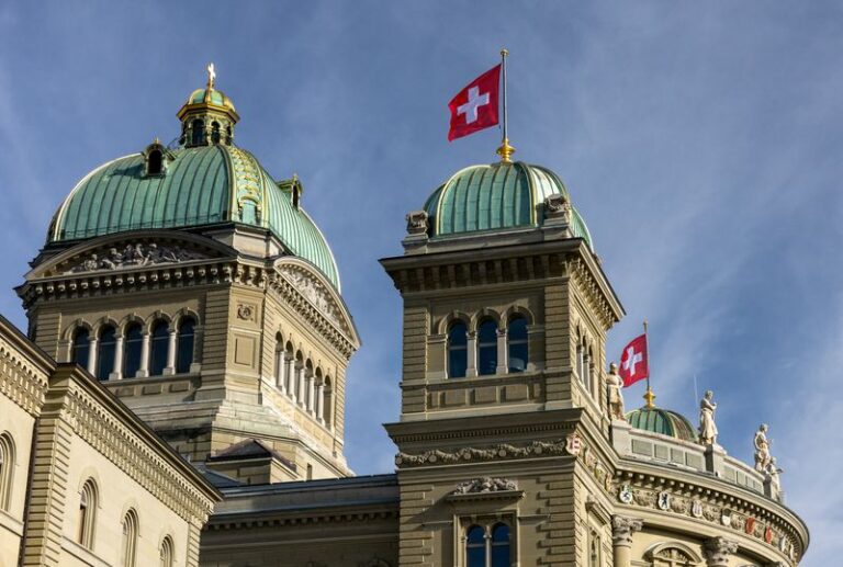 Swiss upper house backs motion capping bankers' pay