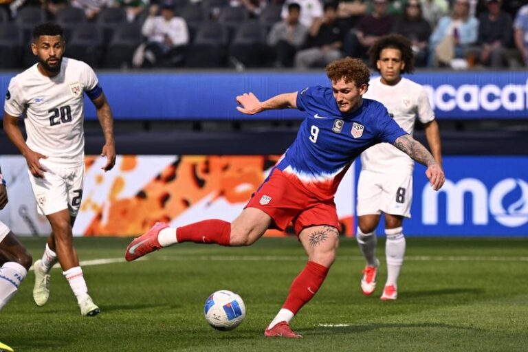 Soccer-Panama stun US with stoppage-time winner, Mexico beat Canada to reach Nations League final