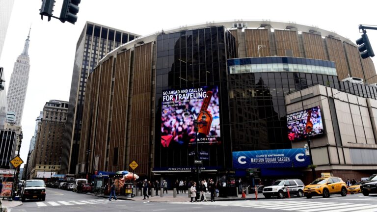 Madison Square Garden prohibits a fan after the surveillance system identifies him as a critic of his CEO