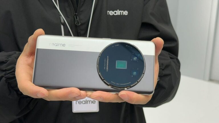 This wild phone concept allows you to add a full -size lens to take pictures