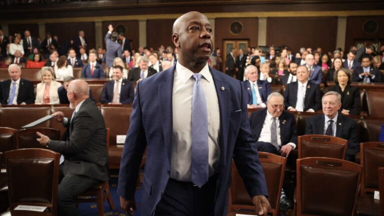 Sen. Tim Scott introduces Senate bill to address debanking