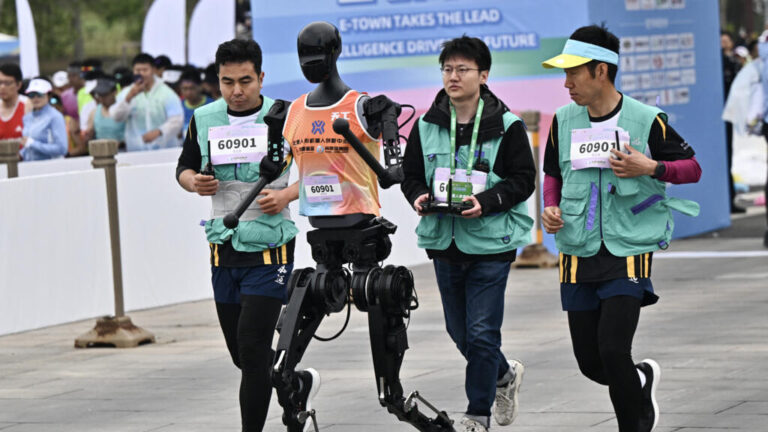 🌟 Bright side: Robots race race next to people in China
