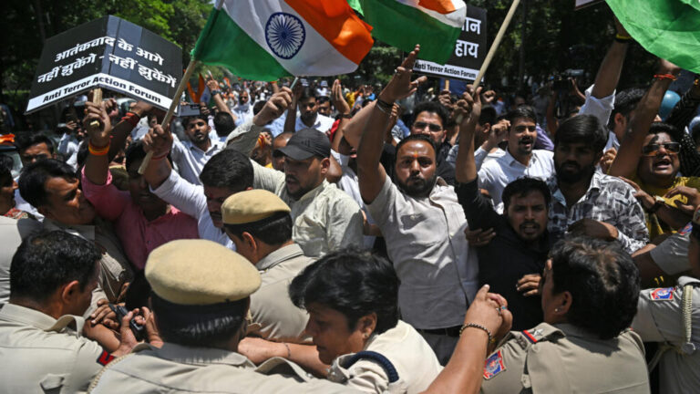 Kashmir: India-Pakistan tensions after attacks in tourists