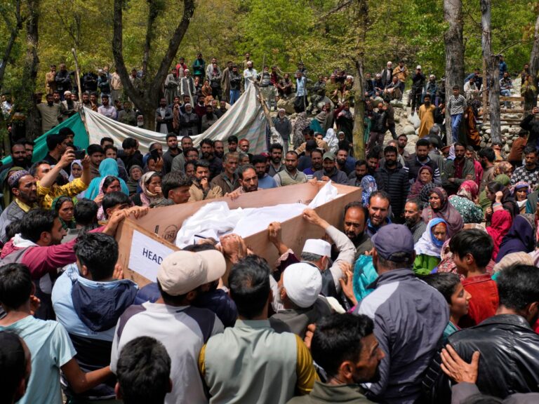 India closes Pakistan after attacking tourists in Kashmir | Armed groups news