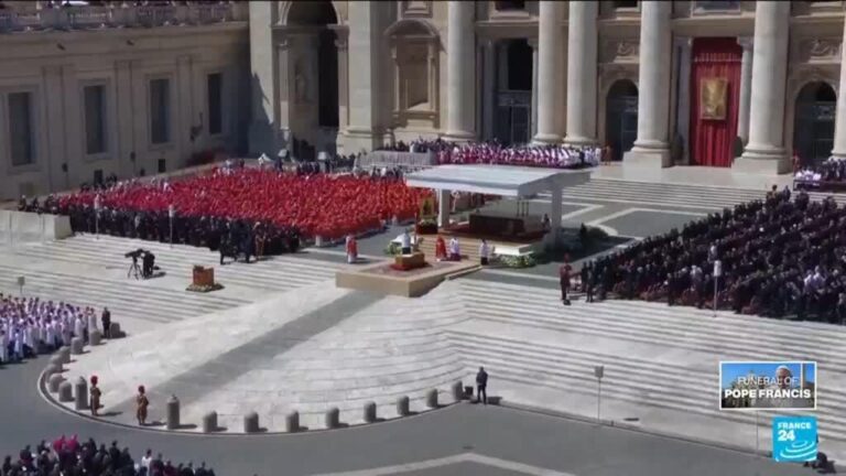 At least 400,000 people in the Vatican, the streets of Rome have said goodbye to the Pope