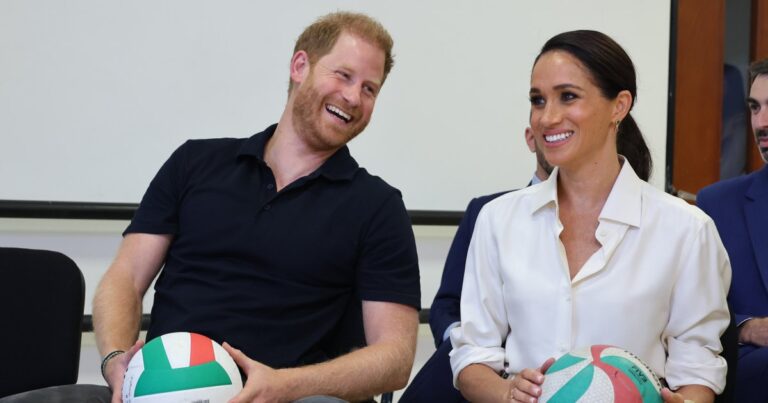 14 Amazon Tops buttons to steal the exact style of Megan Markle