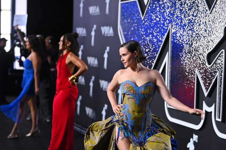 Tiktoker judges Roblox because of her Charli XCX ‘Apple’ dance