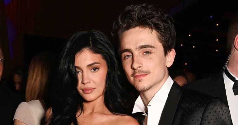 Kylie Jenner, Timothy Chalamet who noticed hands in Coachella