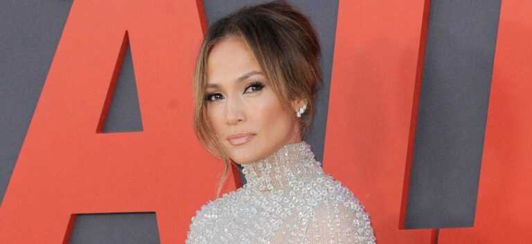 Jennifer Lopez exposes his curves at the exhibition in a pink sunshine