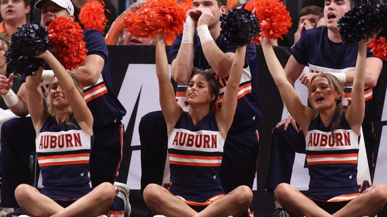 Auburn Tigers: Cheerleaders go virally on social media before eight