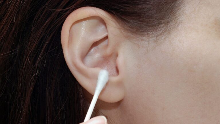 The best way to clean your ears, how you should definitely not