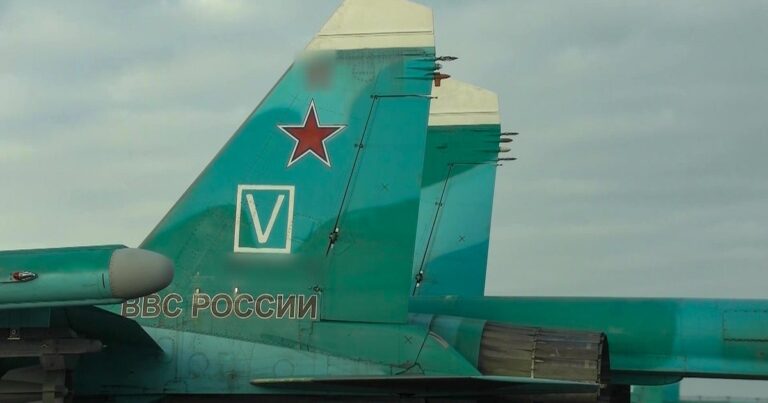 Man, who is charged with people, poisonous drinks and cakes, who are charged with Russian pilots, were sentenced to 27 years in prison