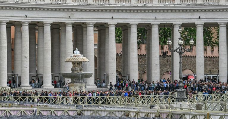 Pope stretching in the Pope is equal to tens of thousands of holy Peter’s Basilica in the Vatican