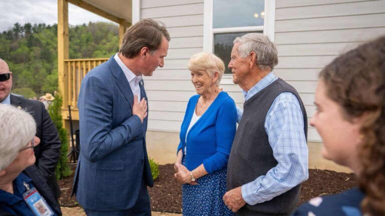 The couple who lost his house in Harrosure Helene Gov. The elderly, who was attended by Genkin, a residential ceremony for a new structure
