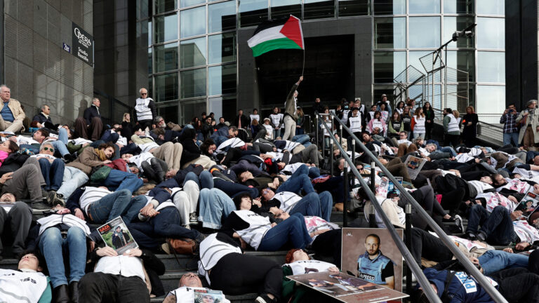 ‘Dying’ gossip in Paris to protest the killing of Palestinian journalists