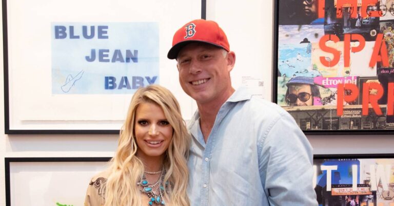 Jessica Simpson and Eric Johnson are still talking against the background