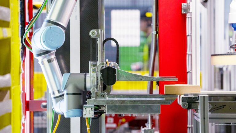Amazon debuts a robot warehouse with a sense of “touch”