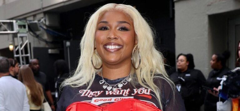 Lizzo exposes the waist in the corset after a large -scale weight loss